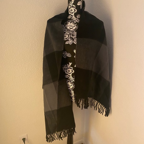 Coach Accessories - 🔥HOST PICK🔥 Coach wool pashmina scarf